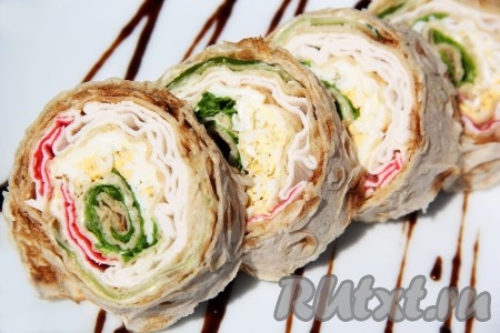 Рулет из лаваша с крабовыми палочками и огурцом