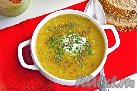 Полезный, вкусный суп-пюре из стеблевого сельдерея готов, подавать его нужно в горячем виде, дополнив, по желанию, семенами льна (или кунжута) и натуральным йогуртом.