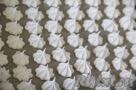 Отсадить белковую массу на противень в виде мини безе. Поставить противень в чуть тёплую духовку. Затем выставить температуру 140-150 градусов и готовить безе в течение 1,5-2 часов. Затем выключить духовку и оставить безе ещё на 2 часа в выключенной духовке. Безе лучше сушить при невысокой температуре, тогда оно будет белоснежным и хрустящим, просто тающим во рту. Я готовлю безе вечером, а затем оставляю его на ночь в выключенной духовке.
