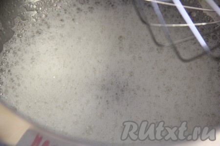 С помощью миксера взбить белки с щепоткой соли в пышную пену.&nbsp;
