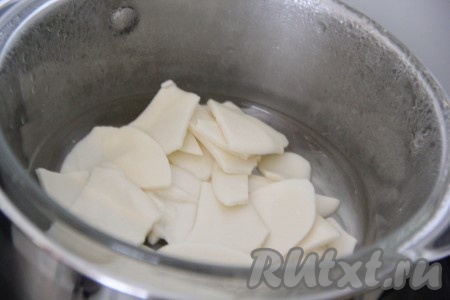 Для крепления безе к каркасу я использовала белый шоколад. Шоколад растопить на водяной бане.