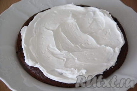 Собрать торт: выложить шоколадный корж на плоскую тарелку и смазать приготовленным чиз кремом. Кстати, если желаете, можно пропитать коржи любым сиропом, я этого не сделала, так как коржи сами по себе не сухие.