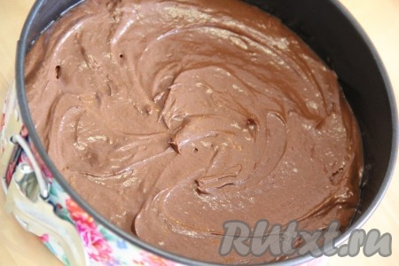 Разделить тесто на три равные части. Форму для выпечки (у меня форма диаметром 18 сантиметров) слегка смазать растительным маслом. Выложить одну часть теста в форму и разровнять. Выпекать корж в разогретой духовке при 180-200 градусах примерно 15 минут. Готовность проверить сухой зубочисткой.