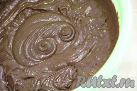 Далее влить жидкую смесь в сухие ингредиенты. На низкой скорости миксера перемешать тесто до однородного состояния. Тесто получится не жидкое, но воздушное и нежное.