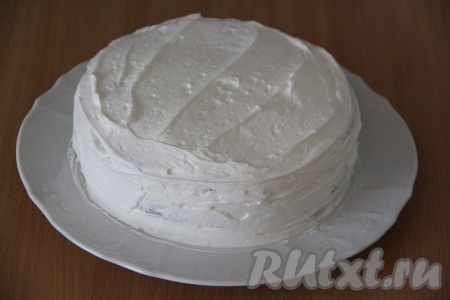 Смазать остальные коржи кремом. Хорошо покрыть кремом верх и бока шоколадного торта. В таком виде нужно поставить торт в холодильник на ночь. Я прикрываю торт специальной высокой крышкой, чтобы он не впитал в себя посторонние запахи из холодильника.