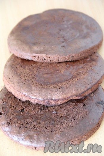 Таким образом выпечь три коржа. Готовые коржи хорошо остудить.