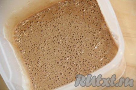 Затем влить шоколадную массу в яичную смесь и ещё раз взбить до однородности.