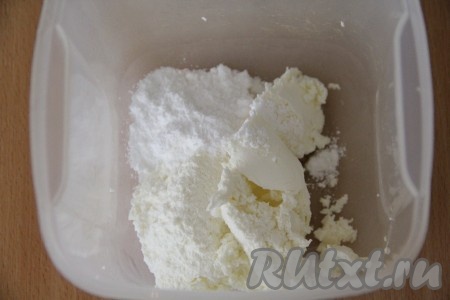 Теперь займёмся приготовлением чиз крема. Сливки для взбивания должны быть хорошо охлаждёнными. Соединить творожный сыр и сахарную пудру.