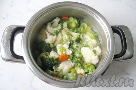 В кастрюлю налить воду так, чтобы она чуть покрывала все овощи (примерно 600 мл воды). Накрыть кастрюлю крышкой и варить 20-25 минут до готовности всех овощей.
