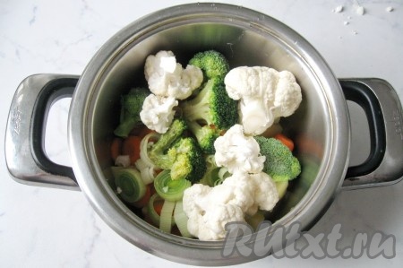 Цветную капусту помыть, разобрать на соцветия и выложить в кастрюлю.
