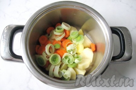 Лук-порей помыть и нарезать колечками, выложить в кастрюлю.




