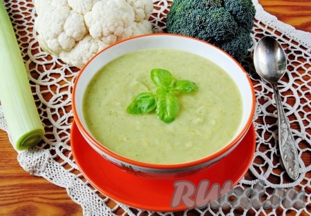 Нежный, вкусный, полезный суп-пюре из брокколи и цветной капустой готов. Подаем на первое в обед. 
