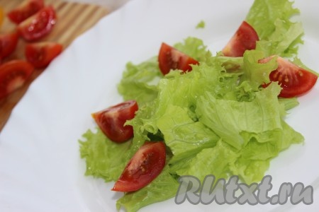 Сверху разложить помытые, нарезанные на четвертинки помидоры черри.
