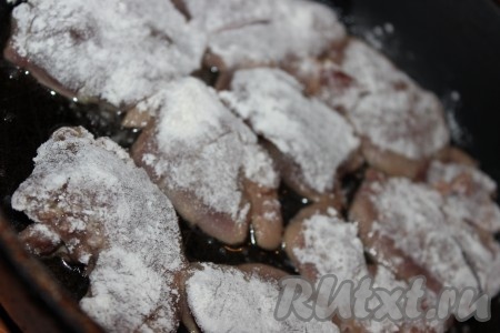 Разрезать пополам и обвалять&nbsp;в муке. В сковороде разогреть немного оливкового масла. Выложить куриную печень (в один слой) и обжарить на среднем огне по 3-5 минут с каждой стороны. Посолить,&nbsp; поперчить, добавить любимые специи по вкусу.
