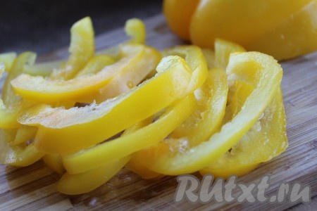 Болгарский перец вымыть, очистить от семян и перегородок, нарезать тонкими полосками.
