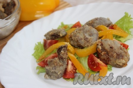 Выложить обжаренные перец&nbsp; и куриную печень.
