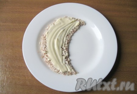 Слой курицы посолите по вкусу и смажьте майонезом.
