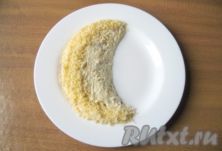 Натрите твердый сыр на мелкой терке и выложите внешнюю часть дольки арбуза, как показано на фото.
