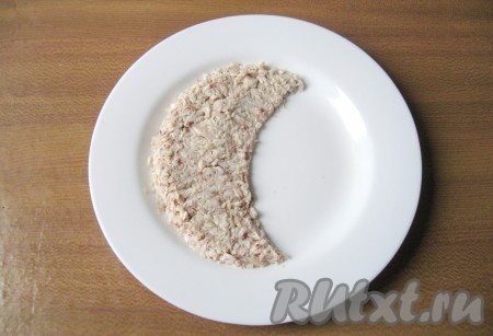 Для приготовления салата "Арбузная долька" понадобится отварная курица. Любые мясистые части курицы (бедра, голень, грудка) выложите в кастрюлю с водой, доведите до кипения, снимите пену и огонь убавьте до минимума. Варите курицу до мягкости 35-40 минут с момента закипания. Затем достаньте из кастрюли, немного охладите. Отделите мясо от кожи и костей. Мякоть мелко нарежьте и выложите на блюдо в форме арбузной дольки.
