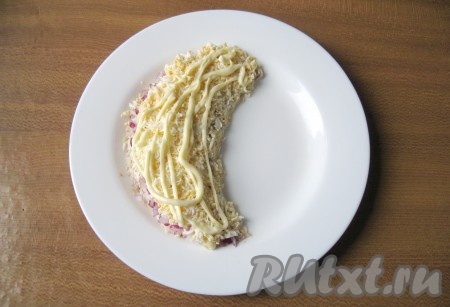 Слой яиц также смажьте майонезом.
