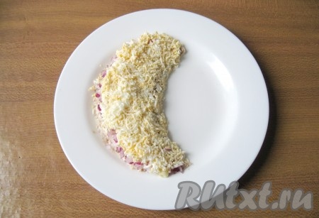 Сварите яйца вкрутую. Для этого яйца выложите в кастрюлю и залейте водой. Варите 10 минут с момента закипания. Затем охладите и очистите. Натрите на терке и выложите следующим слоем салата.
