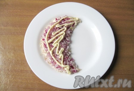Нарезанный лук также покройте майонезом.
