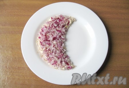 Лук очистите и помойте. Мелко нарежьте и выложите на слой майонеза. Если лук не сладкий (не салатный), нарежьте его и обдайте кипятком для удаления горечи. Слои салата кладите,&nbsp; увеличивая его высоту к наружному краю, оставляя внутреннюю часть тонкой. Таким образом вы сформируете арбузную дольку.
