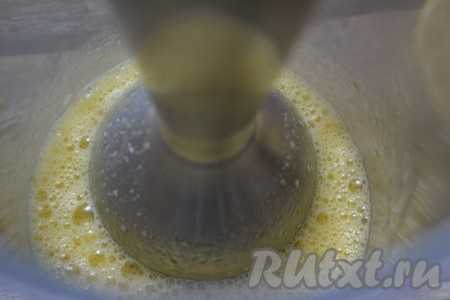 В чашу для взбивания вбить яйцо, всыпать сахар, соль, добавить горчицу. Взбивать массу 1-2 минуты погружным блендером (до получения однородной консистенции). Чаша для взбивания майонеза обязательно должна быть узкой, например, это может быть чаша погружного блендера или обычная стеклянная банка объёмом 0,5-0,8 литра.