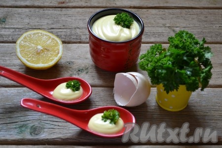 В меру густой домашний майонез, приготовленный на лимонном соке и горчице, можно сразу использовать в качестве дополнения к различным блюдам. Хранить его нужно в холодильнике в плотно закрытой банке, но не более 4-5 дней.