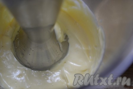 Продолжая взбивать, тонкой струйкой вливать растительное масло. Когда майонез начнёт заметно густеть, влить лимонный сок. Ещё раз пробить до однородности и наш майонез готов.
