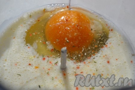 Теперь займёмся кляром для вешенок. Для этого в достаточно глубокую тарелку нужно влить молоко, всыпать соль и приправы по вкусу, вбить яйцо.