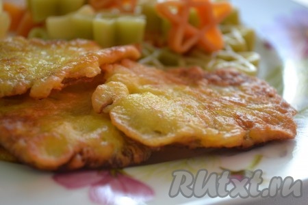 Готовые отбивные из вешенок в кляре перекладывать со сковороды на бумажные салфетки, чтобы убрать лишнее масло. Постепенно пожарить все отбивные и можно подавать очень вкусное, аппетитное блюдо из грибов к столу.