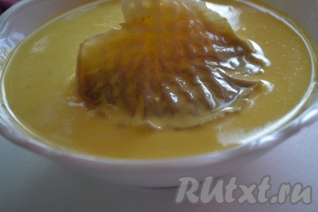 Каждую отбивную из вешенки обмакнуть в кляр с двух сторон.