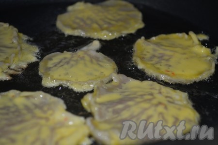 Растительное масло разогреть на сковороде и выложить отбивные, обжарить с двух сторон до золотистого цвета на среднем огне.