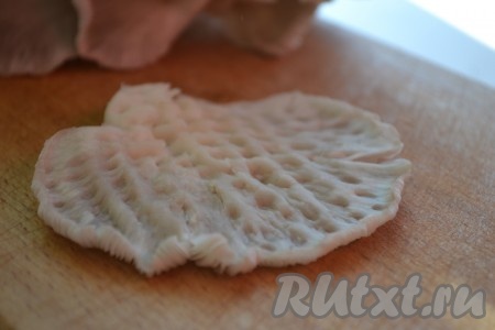 Отбить гриб молоточком для мяса, чтобы получилась отбивная.