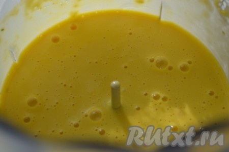 Всыпать муку и взбить кляр до однородности (я взбила блендером, можно взбить венчиком). Кляр не должен быть жидким, но и слишком густым он быть не должен.