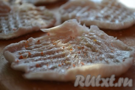 Поперчить, посыпать приправами и присолить по вкусу отбивную из вешенки.