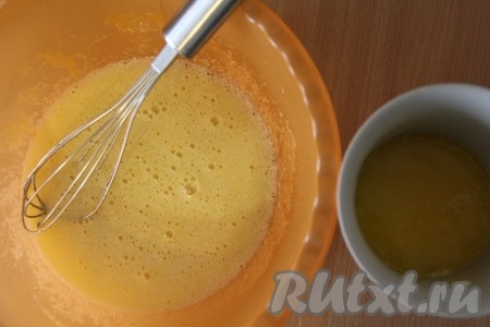 Сливочное масло (или маргарин) растопить и слегка остудить.