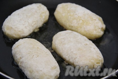 Сковороду хорошо разогреть, добавить растительное масло. Выложить картофельные зразы с фаршем в сковороду.