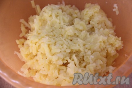 Натереть картофель на крупной тёрке в глубокую миску.