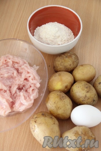 Картофель отварить, не очищая от кожуры, в течение минут 20-25 с момента закипания воды, затем достать из воды, дать остыть. Фарш можно взять любой, я пропустила куриную грудку через мясорубку. 