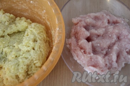 Фарш посолить и поперчить. Хорошо перемешать.