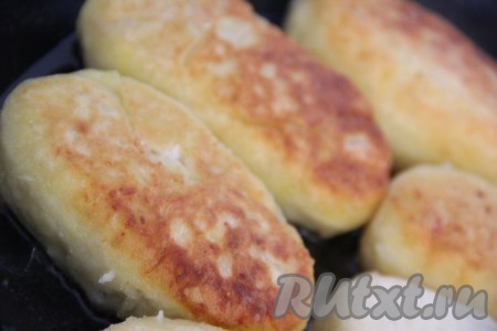 Обжарить зразы с двух сторон на среднем огне до золотистой корочки.