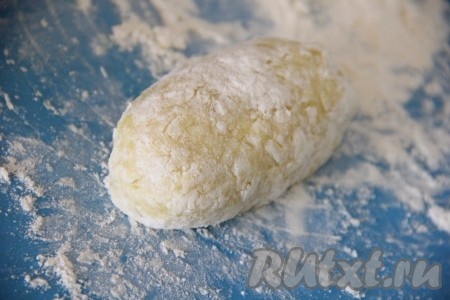 Подняв края картофельной лепёшки, сформировать котлету с фаршем внутри. Таким образом сформировать все картофельные зразы с фаршем. Обвалять зразы со всех сторон в муке.