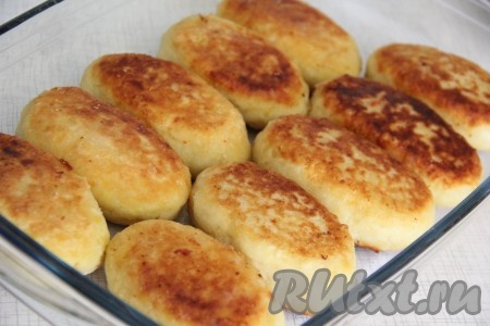 Обжаренные картофельные зразы с начинкой из мясного фарша выложить в жаропрочную форму и поставить в разогретую до 180 градусов духовку, запекать 15-20 минут.