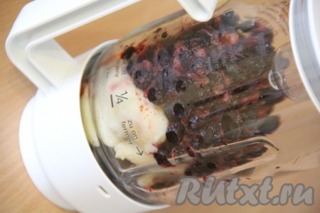 Поместить в чашу блендера кусочки бананов и ягоды. 