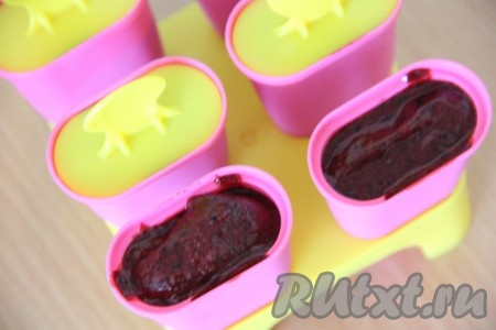 Разложить получившуюся массу по формочкам, вставить палочки. Поставить формочки в морозильную камеру на ночь.