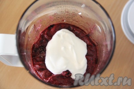 Далее добавить сметану. 