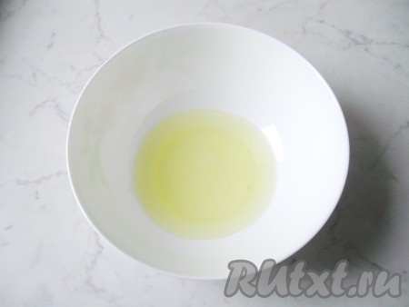 Приготовить безе.&nbsp; Охлажденные белки яиц выложить в глубокую миску (важно, чтобы миска была абсолютной сухой).
