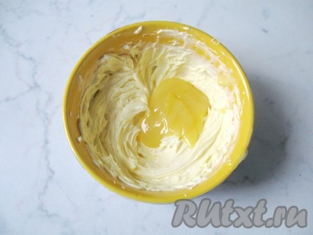 Затем, добавляя в масло по столовой ложке смеси из яйца, сахара и молока, взбить крем миксером.
